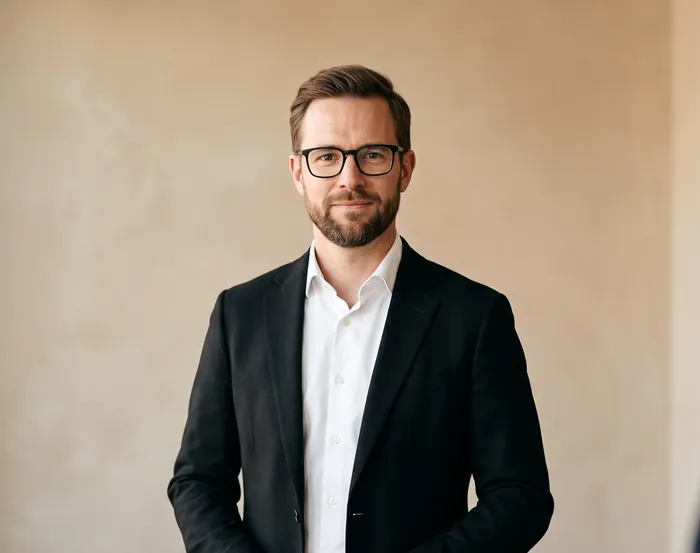 Plan & Advocate: an attorney in a client meeting